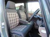 助手席と運転席はゆったりと座れるベンチシートタイプになっています。