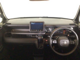 【前方視界】開放的な前方視界!運転がしやすく疲れにくいです♪窓が大きく、見通しがとっても良いおクルマですよ♪
