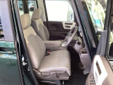 フロント広々、ベンチシートの運転席は、ハイトアジャスターが付いているので、快適にドライブができます。ハンドルはチルトステアリングで、ハンドル位置を上下に調節できます。