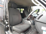 運転席側ドア開口部からフロントシート(運転席部)を捉えた内装カットです。日常の使用環境に伴うシート表皮の質感や、座面・背もたれの現在のコンディションをご確認ください。