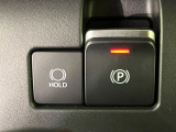 【電動パーキングブレーキ】パーキングブレーキは便利な電動式!ボタン一つで操作でき、アクセルを踏めば自動で解除されます♪レバーやペダルが無いので運転席廻りもすっきりしますね♪