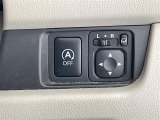【電動格納ミラー】運転席のスイッチで、ドアミラーの開閉や角度の調整ができます。