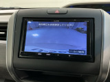 リバースギアに入れるだけで後方の表示へ切り替わります。夜間や雨の日の駐車も楽になりますよ。