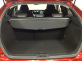 トランクの広さは、どうです、たくさんの荷物が積めますよ。トノカバー付き。荷室のプライバシーを守ってくれます。見た目もスッキリ、防犯性も高まります。