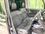 運転席まわりには十分なスペースがあり、大柄な方でもゆったり運転していただける環境です。