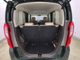 開口部も広く荷物の積み下ろしもしやすいお車となっております。シートの背もたれは5:5の割合で背もたれを可倒でき、前後のシートスライドもできるので荷室をひろげることができます。