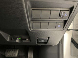 乗車人数や荷物の重さ等で傾く車に合わせて、ヘッドライトの角度を調整することができます。