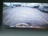 バックカメラの画像です。ガイドラインがスムースな車庫入れをサポートいたします。車庫入れの安心感がアップしますね。