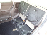 ◆チップアップ&ダイブダウン機構付【ULTR SEAT】は後席座面を左右分割で跳ね上げることができます。トランクで積載できない背の高い荷物をラクラク収納できます。ホンダ車ならではの人気装備です。