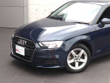 ●一目でAudiとわかる特徴的なシングルフレームグリル・LEDランプ。精悍なフロントマスクからAudiのスマートで上品なブランドを連想させてくれます。女性にも大変ご好評頂いております。