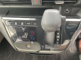 タッチパネルのオートエアコンを装備しています。自動で車内の温度調節してくれる便利な装備です。