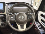 ハンドルにHondaセンシング系のクルーズコントロールやレーンキープアシストなどのスイッチと、オーディオの操作スイッチが装備されています。ハンドルから手を離さず安全に操作できます。