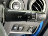 【オートライト】周りの明るさに応じて自動でヘッドライトの点灯・消灯ができる機能です!ライトの付け忘れ・消し忘れなどが無くなり、雨の日や夕方の走行も安心!トンネル通過時も便利ですね♪