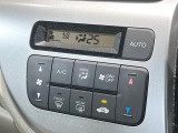 【オートエアコン】一度お好みの温度に設定すれば、車内の温度を検知し風量や温度を自動で調整。暑い&hellip;寒い&hellip;と何度もスイッチ操作をする必要はありません。快適な車内空間には必須の機能ですね♪