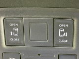 【両側パワースライドドア】スマートキーや運転席のスイッチで後席両側スライドドアの開閉が可能♪電動だから力を入れてドアを開ける必要が無く、小さなお子様でも簡単に開け閉めでき快適です♪