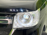【LEDヘッドライト】悪天候や夜間走行時も良好な視界を確保し安心して運転できる高輝度LEDヘッドライトを装備!点灯速度が早く、消費電力も抑えられています。