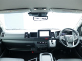 ワイドならではの広々空間の運転席助手席周り!!長距離ドライブでも快適性ばっちりでお使いいただけます♪