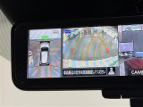 【アラウンドビューモニター】自車周辺をぐるりと俯瞰できるカメラで危険を察知。上空からの映像で自動車や障害物の位置が詳細に確認できるので、狭い駐車場でも安心して駐車できますね。