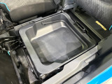【シートアンダーボックス】シートの下に大容量の収納スペースが備わっており、靴や洗車グッズなど、外から見られたくないものをすっきり収納できて便利!