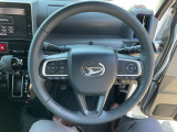 ハンドルを握ったまま指先で、オーディオや音量調整、運転支援装備の設定などが簡単に行えます。視線の移動も少ないため安全なドライブを楽しめます。