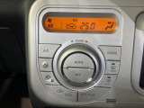 【オートエアコン】一度お好みの温度に設定すれば、車内の温度を検知し風量や温度を自動で調整。暑い&hellip;寒い&hellip;と何度もスイッチ操作をする必要はありません。快適な車内空間には必須の機能ですね♪