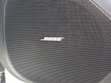 BOSEサウンドシステムを搭載。「良い音を出す」ではなく、その車種のごとに特徴を計算(車種専用設計)し、「反響音」を作り出すことによってどの座席でも自分中心で音が聴こえ、「心地よい空間」を作り出します。