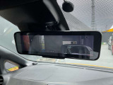 スマートルームミラーで定員乗車時や大きな荷物があっても後方視界が確保できます。夜間も眩しくなく安心。もちろんスイッチ一つで通常のミラーにも変更可能です。