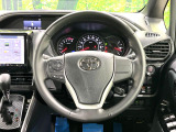 【純正革巻きステアリング】上質な革を使用することで、手にしっかり馴染みとても運転しやすいハンドルです♪
