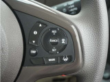 ◆アダプティブクルーズコントロール◆予め設定した車速内でクルマが自動的に加減速。前走車との適切な車間距離を維持しながら追従走行します。【LKAS】車線維持支援システムでステアリング操作を支援。