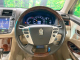 【ウッドコンビステアリング】高級感ある木目調パーツを採用した手に良く馴染むコンビハンドル。運転席廻りの雰囲気も一気に豪華になります!