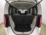 開口部も広く荷物の積み下ろしもしやすいお車となっております。シートの背もたれは5:5の割合で分割して可倒できるので、長いお荷物などを載せることもできます。