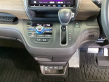 足元スッキリ、インパネシフトです。パーキングブレーキはフットブレーキタイプなので、運転席と助手席の間がスッキリしています。