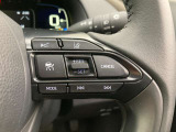 前方の車との車間を設定し、スピードを上げたり緩めたりを自動で行ってくれる追尾式の「レーダークルーズ」。上級装備の一つです!高級車にしかつかない嬉しい機能です。