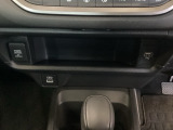 各種USBジャックや充電ジャックを装備