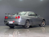 伝統の4灯テールライトとGT-Rのエンブレムが存在感を放ちます。