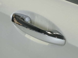シートヒーターはエアコンより温まるのが早く、寒い日の運転には欠かせない装備です。3段階の温度調節ができ、快適な温度でドライブいただけます。