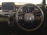 【ハンドル】運転にかかわる様々な操作を安全に行えるように視点移動が少なく操作性に配慮されたスイッチ類が凝縮されたコックピットです。