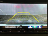 【バックモニター】後ろのカメラの映像をモニターに映し出すことができます!後方の見えない死角や、障害物との距離感をしっかり確認することができます!駐車が苦手な方におすすめです。