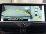 バックカメラの他に上から見下ろしたような画像が見れるアラウンド(全方位)モニター。前後左右を把握できる、すごい機能が装備されています!