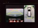 マルチビューカメラシステム搭載車です。お車の周囲を全方位でカバーします。後方・前方・両脇と、コンディションが悪い視界でもカラーモニターに映し出した映像がドライバーをサポートします。