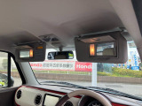 運転席と助手席にはライト&ミラー付きサンバイザーを装備♪