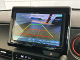 リバースギアに入れるだけで後方の表示へ切り替わります。夜間や雨の日の駐車も楽になりますよ。