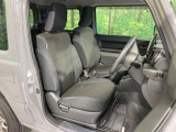 運転席まわりには十分なスペースがあり、大柄な方でもゆったり運転していただける環境です。