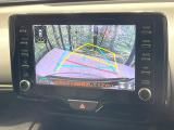 【バックカメラ】駐車時に後方がリアルタイム映像で確認できます。大型商業施設や立体駐車場での駐車時や、夜間のバック時に大活躍!運転スキルに関わらず、今や必須となった装備のひとつです!