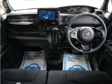 運転にかかわる様々な操作を安全に行えるように視点移動が少なく、操作性に配慮されたスイッチ類が凝縮されたコクピットです。