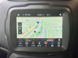 タッチスクリーンをタップするかスワイプするだけですべての機能を呼び出せます。Apple CarPlayおよびAndroid Autoに対応しスマートフォンとのシームレスな 連携も実現。さらに、USBポートを標準装備しています。