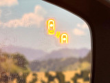 【ブラインドスポットモニタリング】走行中、ドアミラーの死角になりやすい箇所に後続車が接近するとサイドミラー付近に警告を表示、ドライバーに注意喚起をしてくれます。