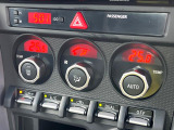 【左右独立型フルオートエアコン】運転席と助手席でそれぞれお好みの温度に設定可能。同乗者にも配慮した、快適な空調をお届け致します。