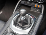 ショートストロークで気持ちのいい操作が癖になる「スカイアクティブMT」ドライブ中は思わず笑顔がこぼれてしまいます。