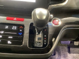 CVT車のセレクトレバーです。低速から高速まで、変速ショックのないスムーズな走りを実現するとともに、エンジン効率のよい領域を維持することで燃費にも貢献します。